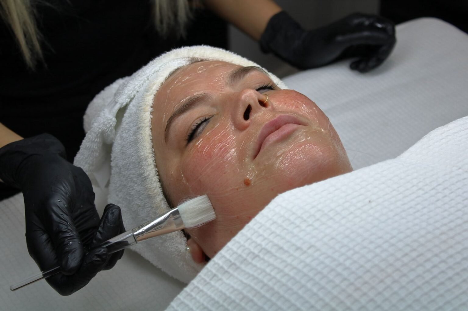 Professional facial treatment for glowing skin at Beauty Lounge Amsterdam
